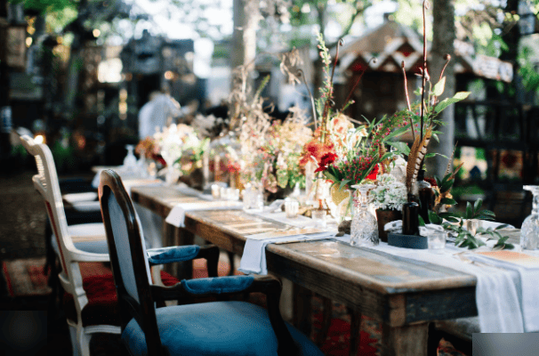 How to Decorate a Restaurant Table for a Birthday