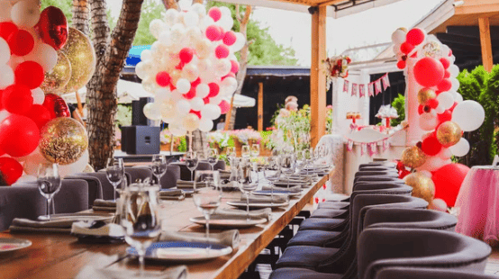 How to Decorate a Restaurant Table for a Birthday